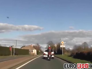 Ερασιτεχνικό Euro twinks take a road trip and ass fuck wildly in the car