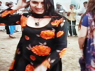 Utendørs Desi pakistani shemales dance and boobs show
