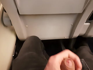 Clignotant Public dick flash on the train. Stranger girl jerked me off.